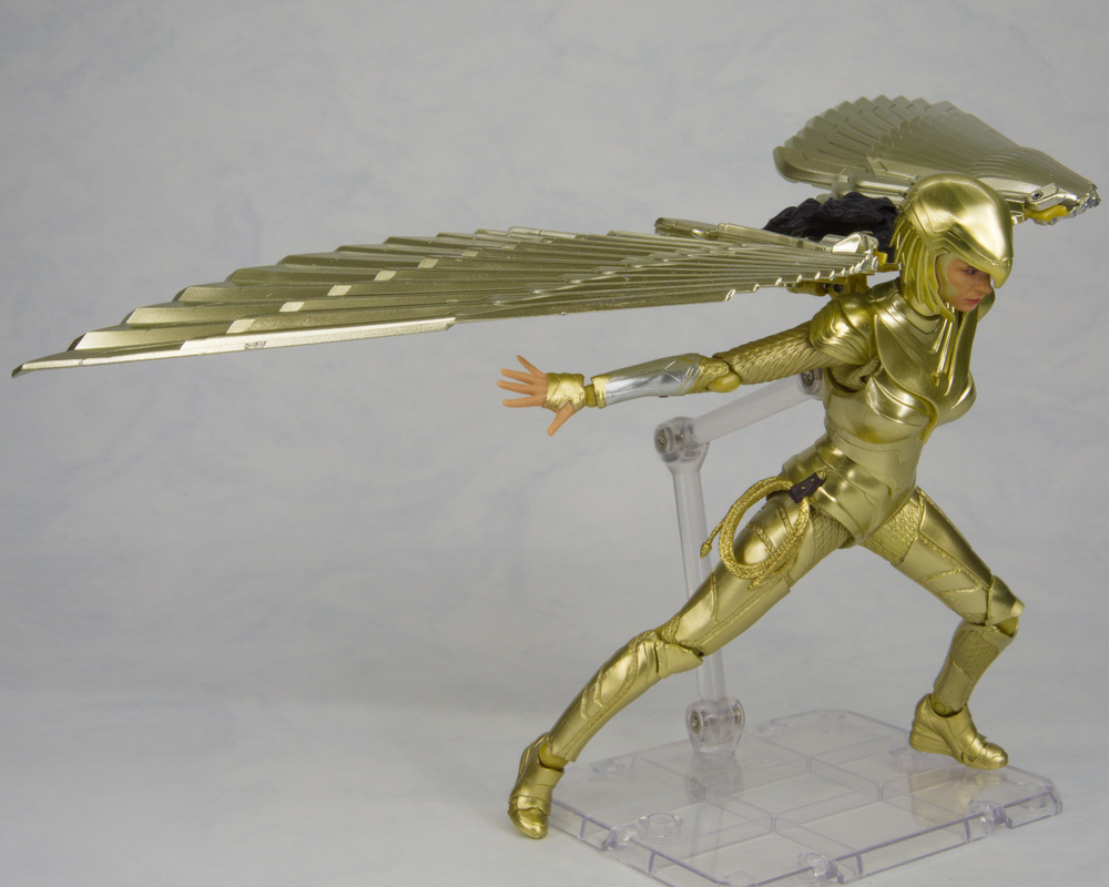 Official Preview SHF WONDER WOMAN Wonder Woman GOLDEN ARMOR (WW84)
