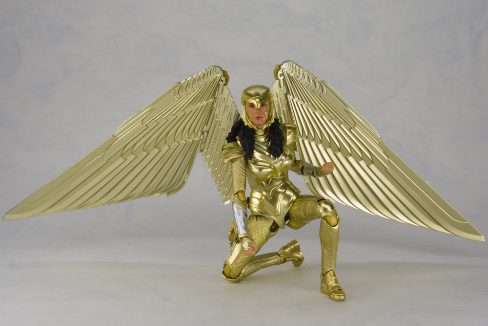 Official Preview SHF WONDER WOMAN Wonder Woman GOLDEN ARMOR (WW84)
