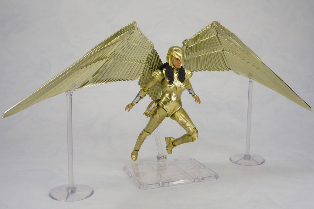 Official Preview SHF WONDER WOMAN Wonder Woman GOLDEN ARMOR (WW84)