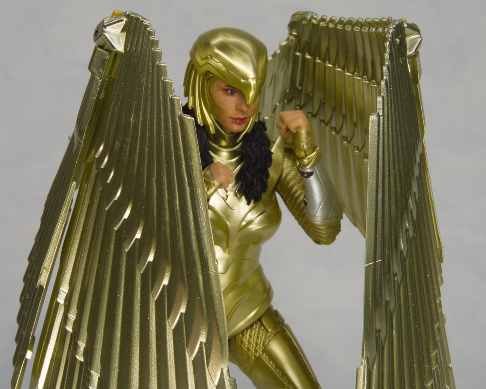 Official Preview SHF WONDER WOMAN Wonder Woman GOLDEN ARMOR (WW84)