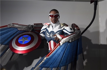 รีวิวภาพถ่ายจริง Hot Toys Marvel's Falcon and the Winter Soldier Captain America