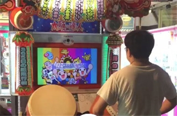 ชมคนเล่นเกมส์ Taiko โชว์เสต็ปตีกลองแบบเทพ ๆ