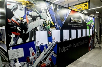 ชมไอเท็มสินค้าจาก Bandai ซึ่งจัดแสดงที่ JR Akihabara Station