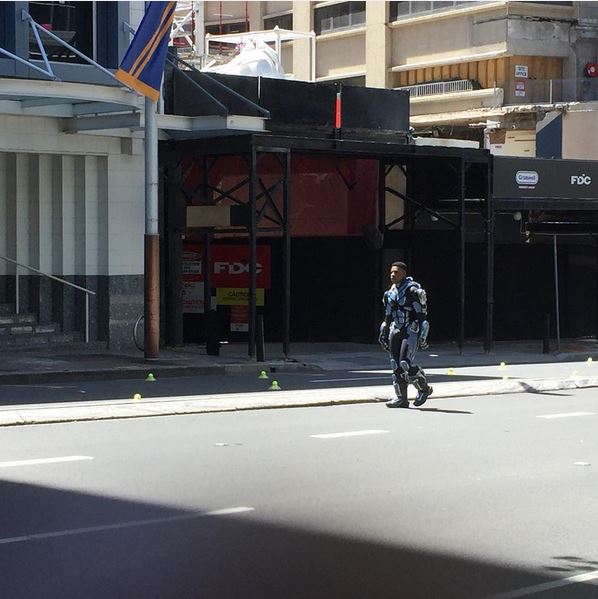 ภาพ(แอบ)ถ่าย จอห์น โบเยก้า ในชุดคอสตูมสำหรับภาพยนต์ Pacific Rim: Uprising