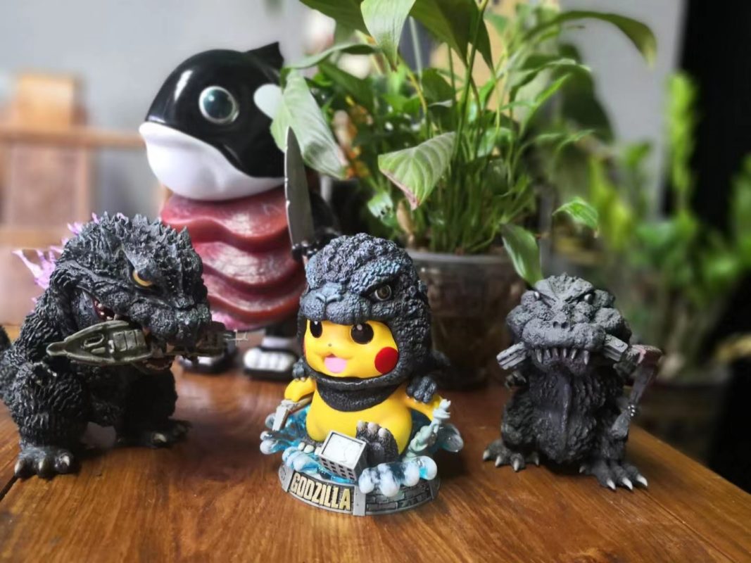 Pikachu cos Godzilla