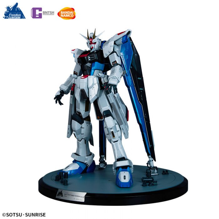 Freedom Gundam 73cm figure