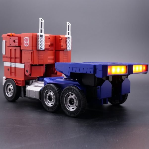 ไม่ธรรมดา กับหุ่น Optimus Prime ขยับได้ของ Hasbro