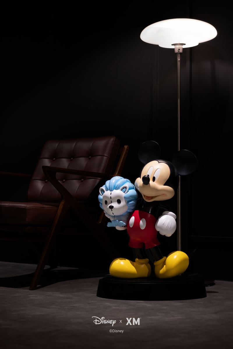 Mickey Around the World 24 Inch – Mickey & Minnie – Singapore Edition