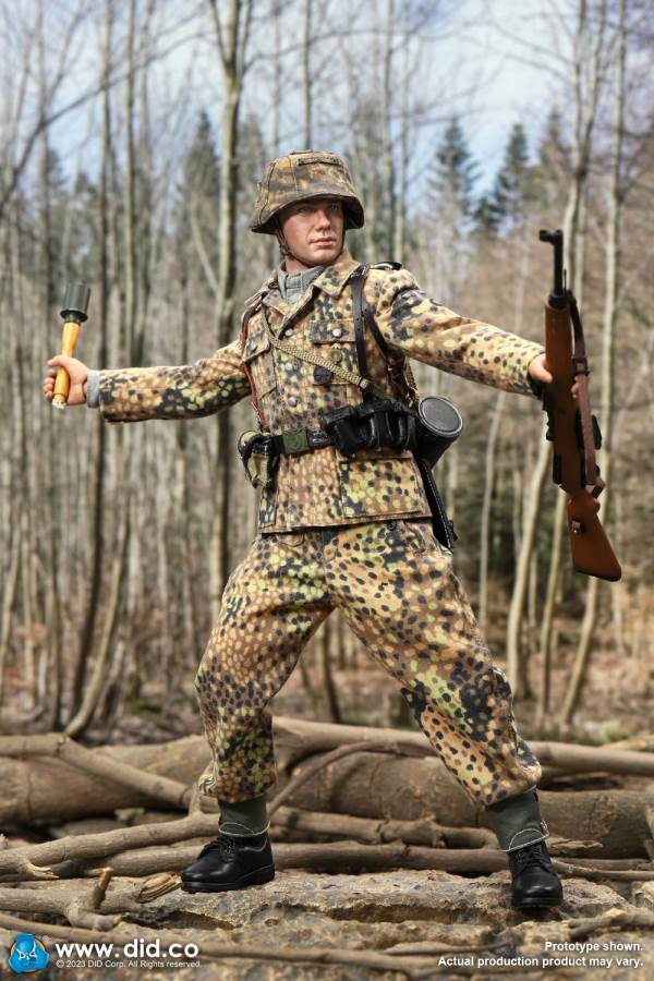 World War II German 12th Armored Division G43 rifle shooter - Leo 1/6