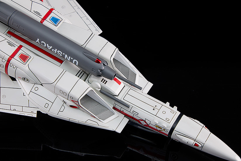 PLAMAX PX06 1/72 VF-1J Fighter Valkyrie Vermilion Platoon (Ichijo Teruuki)