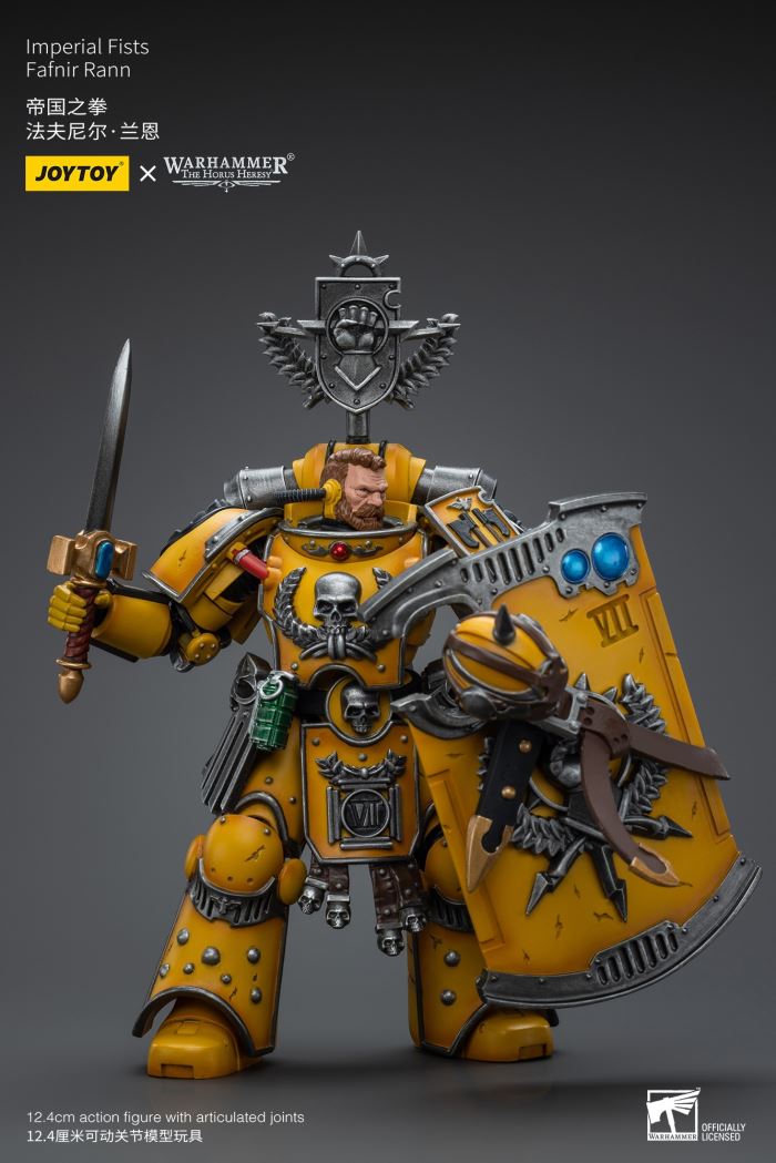 Imperial Fists Fafnir Lane/Legion Executor equipped with a power sword 1/18