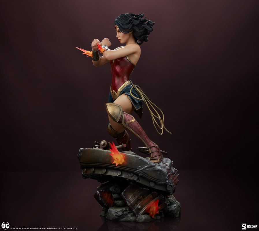 WONDER WOMAN: SAVING THE DAY