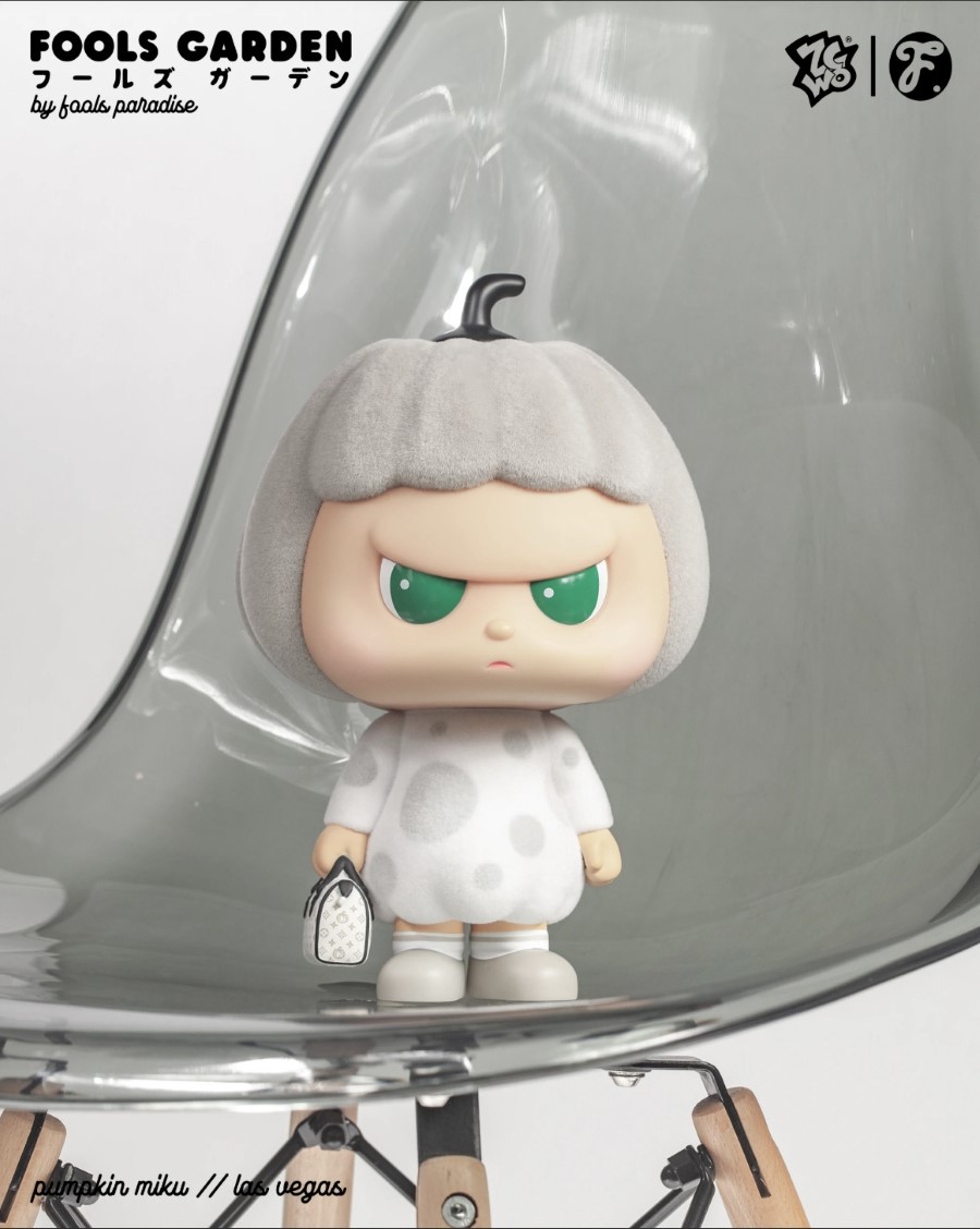 Flocked Gray and White Pumpkin Miku // Las Vegas