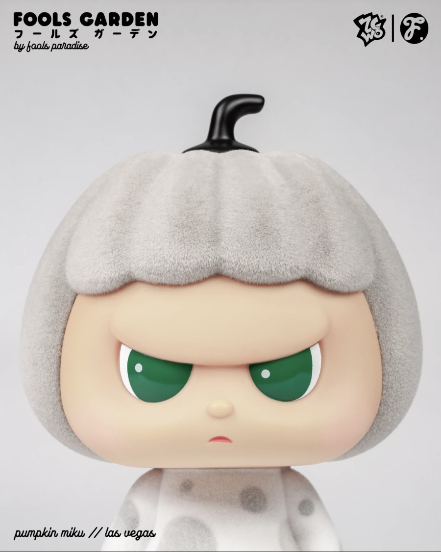 Flocked Gray and White Pumpkin Miku // Las Vegas