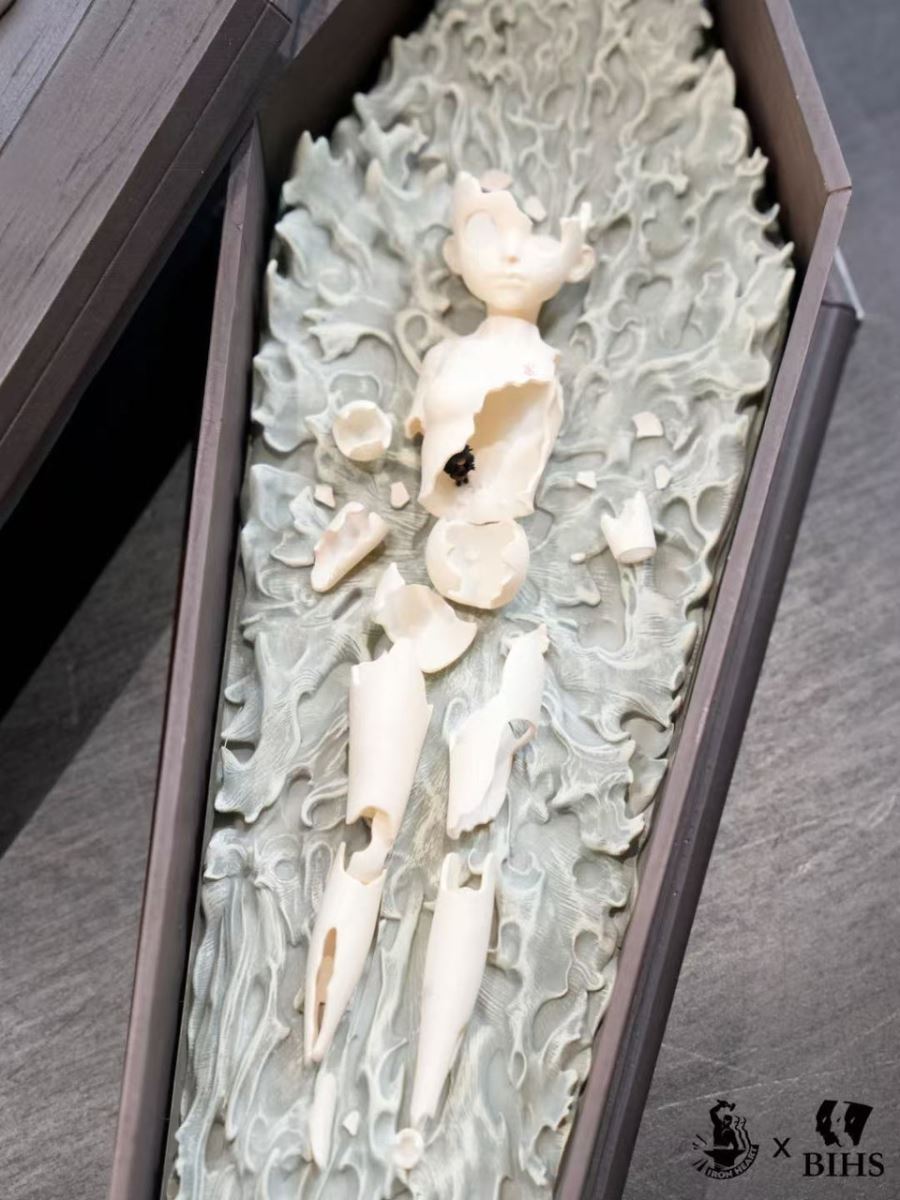 Berserk Black dog pulling coffin of Casca