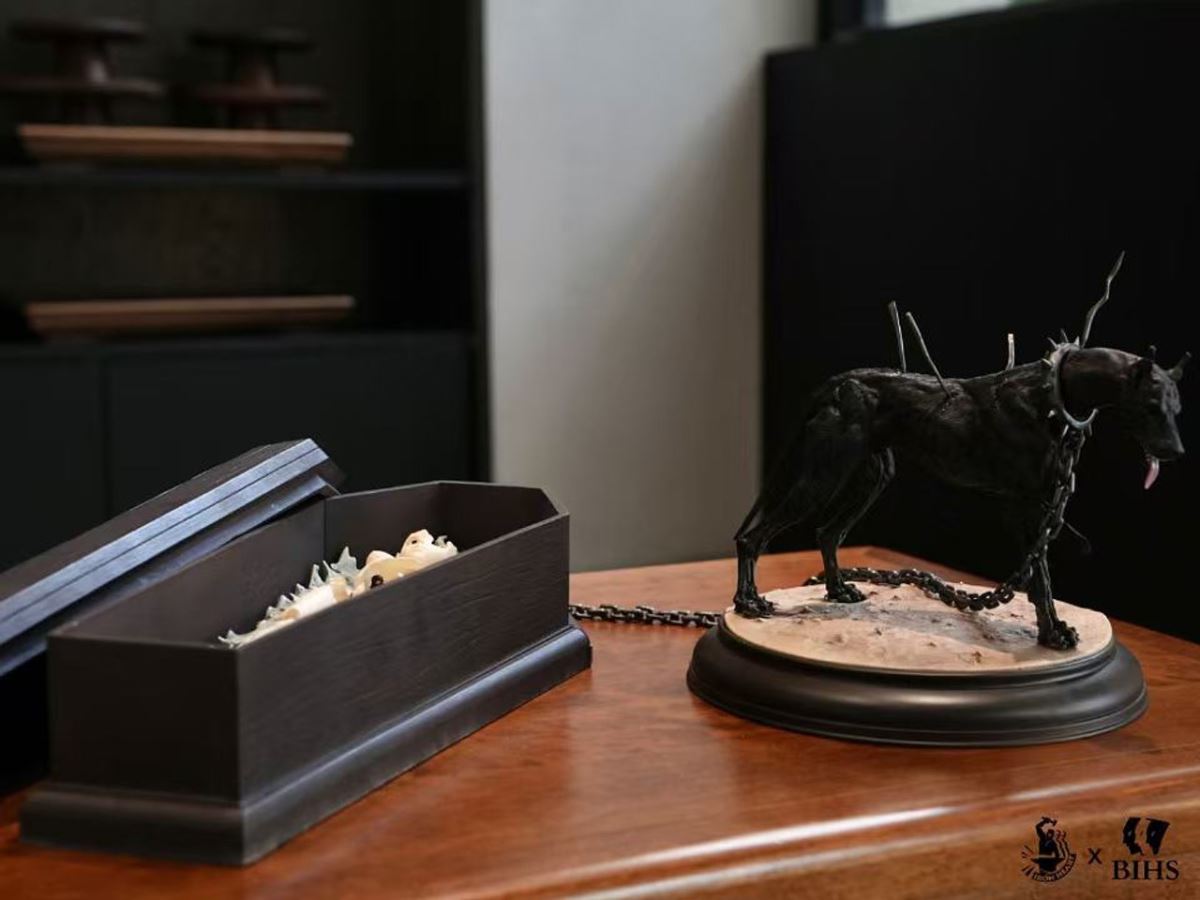 Berserk Black dog pulling coffin of Casca