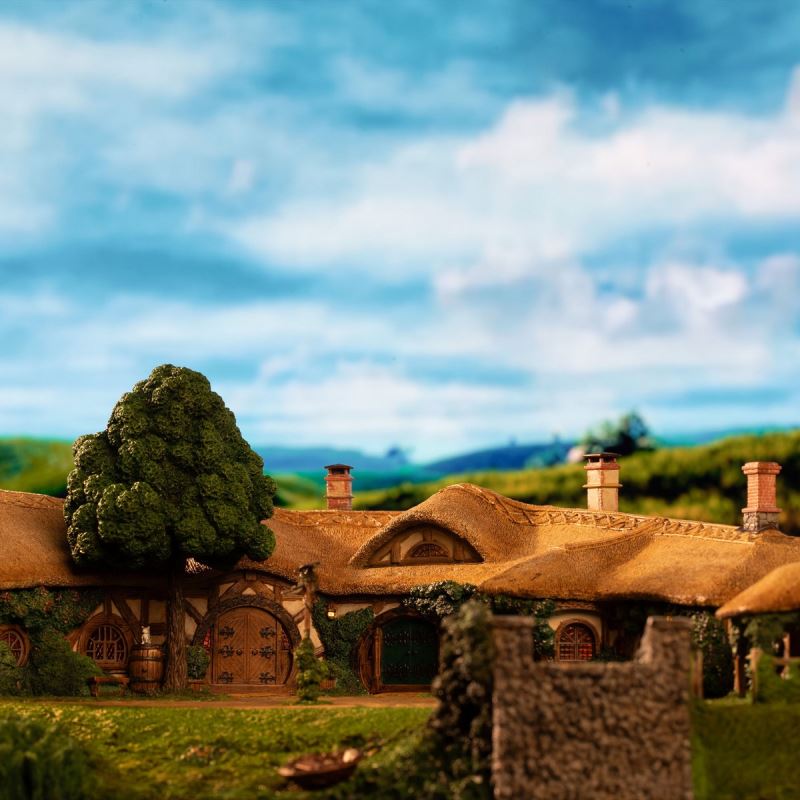 The Lord of the Rings - The Green Dragon Inn Scene Statue