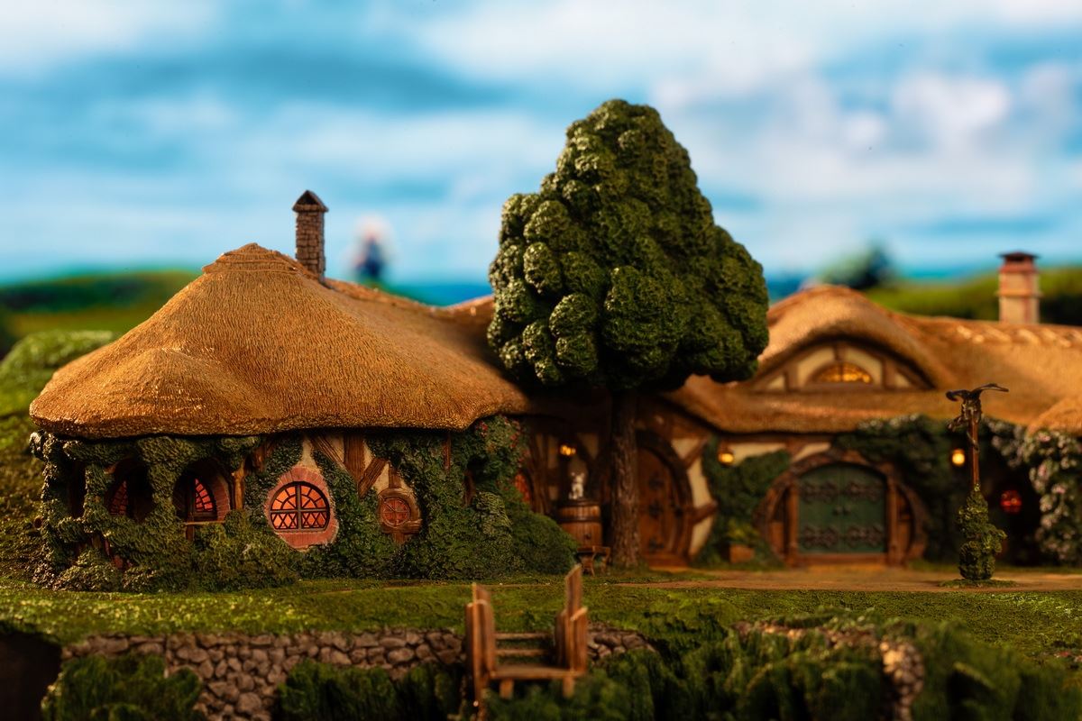 The Lord of the Rings - The Green Dragon Inn Scene Statue