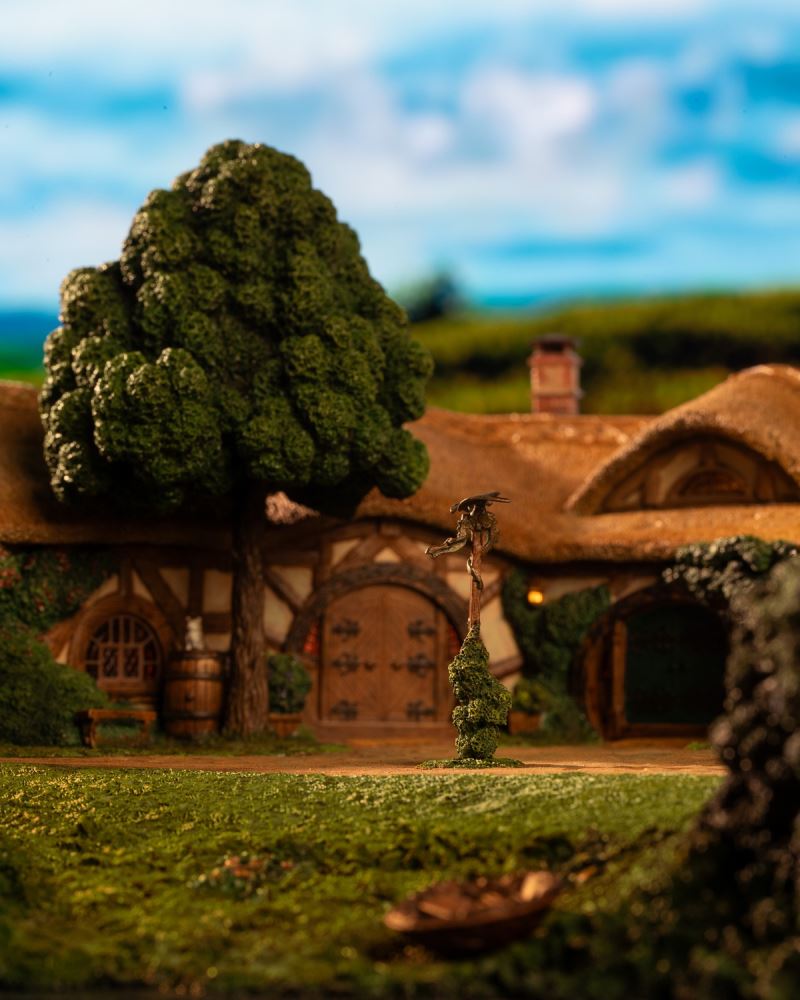 The Lord of the Rings - The Green Dragon Inn Scene Statue