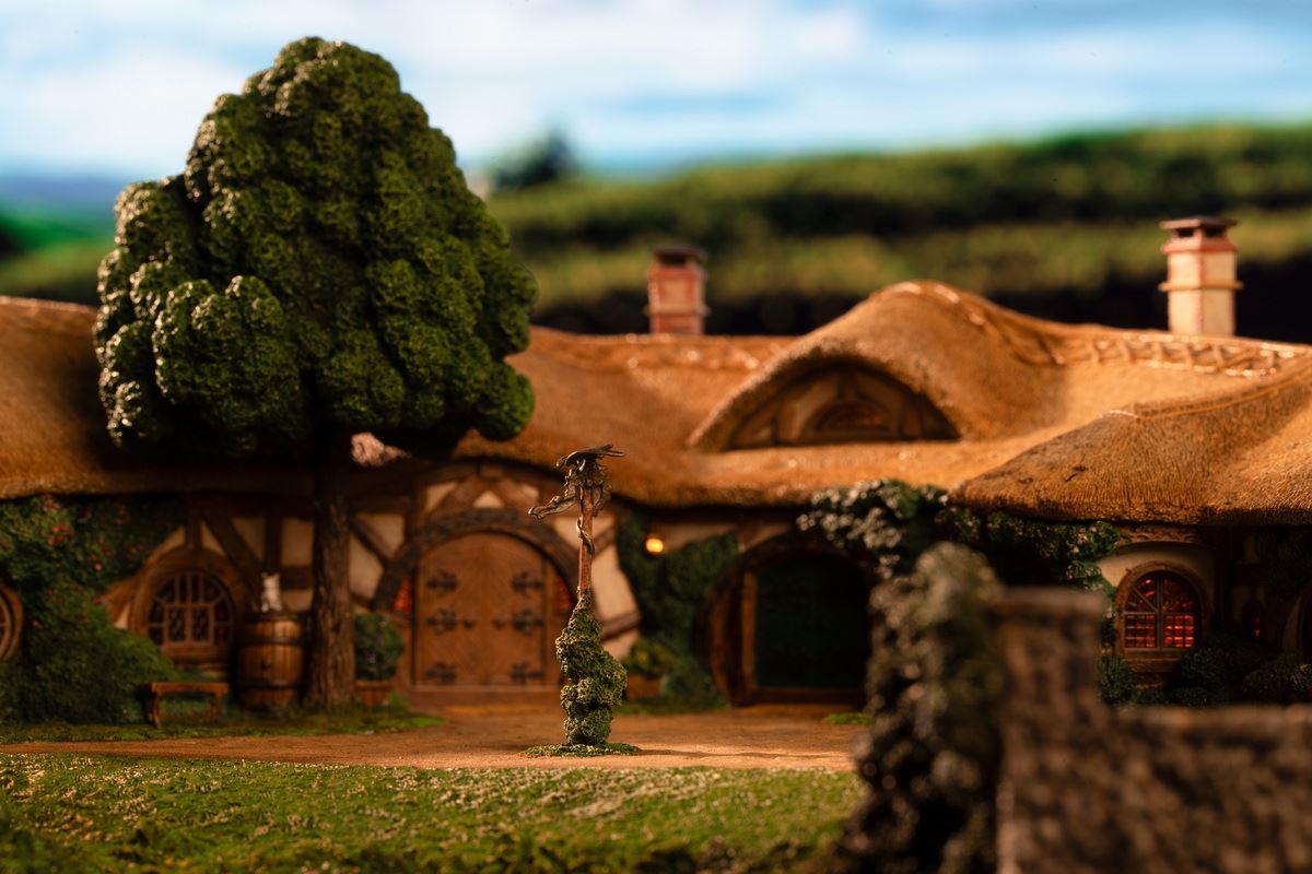 The Lord of the Rings - The Green Dragon Inn Scene Statue