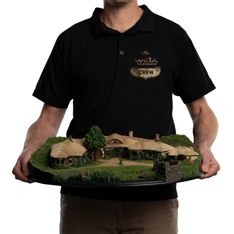 The Lord of the Rings - The Green Dragon Inn Scene Statue