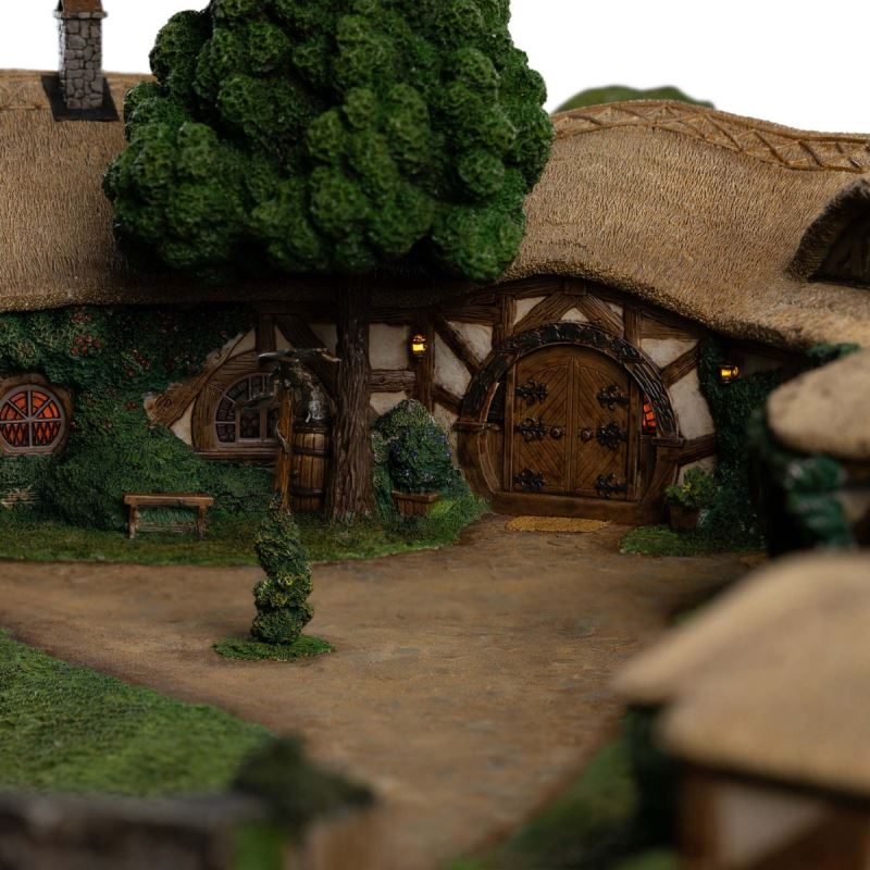 The Lord of the Rings - The Green Dragon Inn Scene Statue