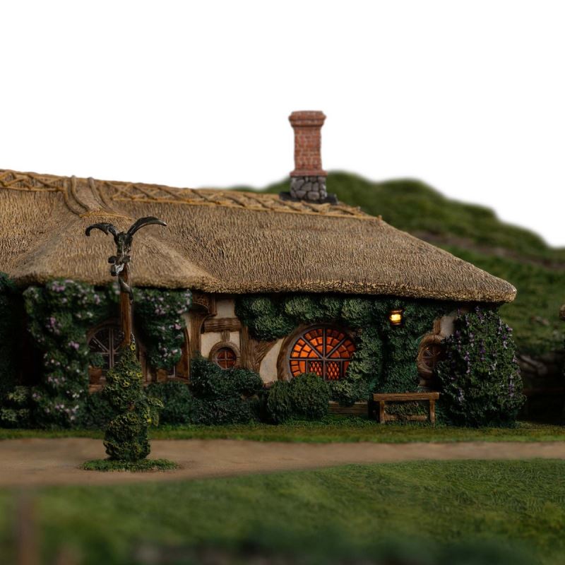 The Lord of the Rings - The Green Dragon Inn Scene Statue