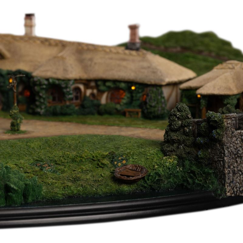 The Lord of the Rings - The Green Dragon Inn Scene Statue