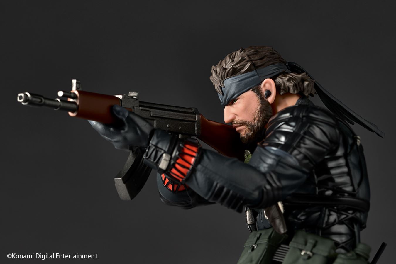 Revoltech Metal Gear Solid: Solid Snake Sneaking Suit