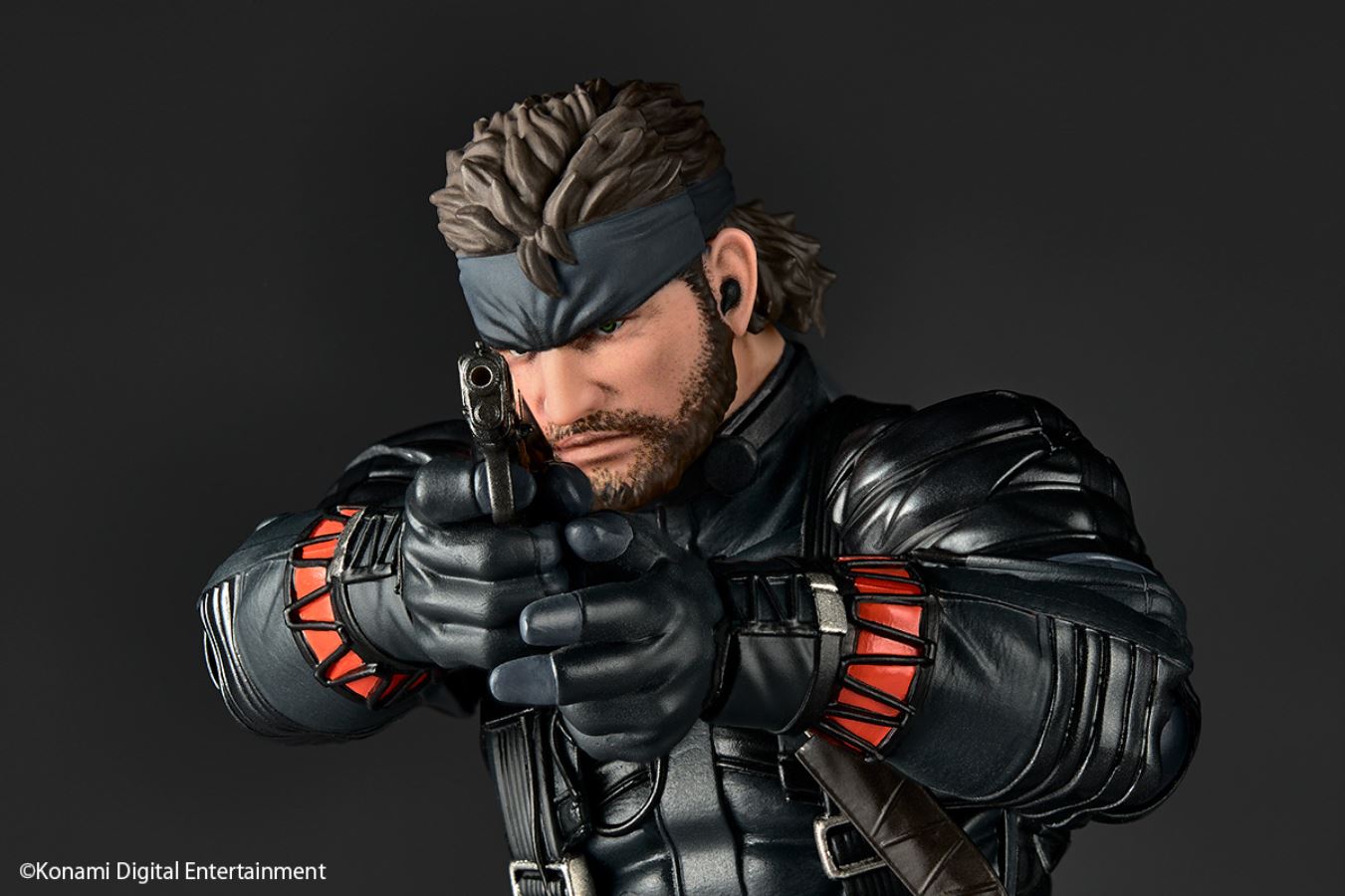 Revoltech Metal Gear Solid: Solid Snake Sneaking Suit