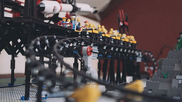 อลังการงานสร้างกับ Lego Roller Coaster ที่ใช้เลโก้กว่า 2 หมื่นชิ้นและเวลากว่า 400 ชั่วโมงในการสร้าง