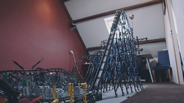 อลังการงานสร้างกับ Lego Roller Coaster ที่ใช้เลโก้กว่า 2 หมื่นชิ้นและเวลากว่า 400 ชั่วโมงในการสร้าง