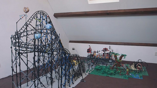 อลังการงานสร้างกับ Lego Roller Coaster ที่ใช้เลโก้กว่า 2 หมื่นชิ้นและเวลากว่า 400 ชั่วโมงในการสร้าง