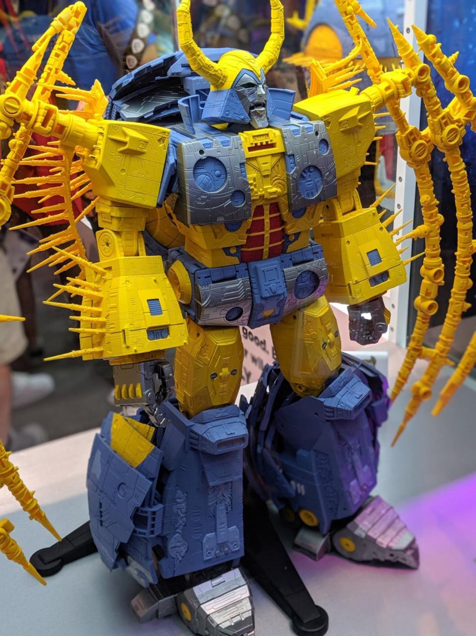 ภาพแสกนเพิ่ม กับงานหุ่น Transformer : War for Cybertron Unicorn