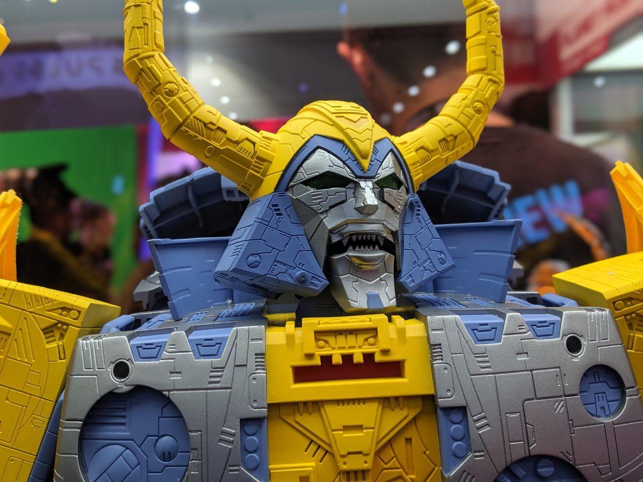 ภาพแสกนเพิ่ม กับงานหุ่น Transformer : War for Cybertron Unicorn
