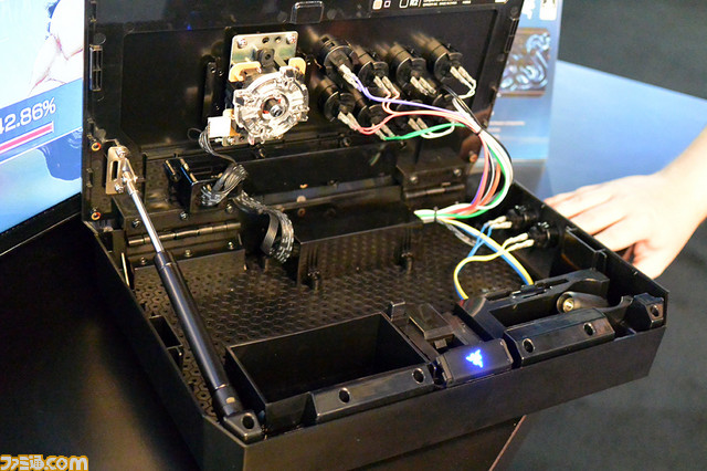 PANTHERA คอนโทรลเลอร์สำหรับเกมส์ต่อสู้ที่เล่นได้ทั้งเครื่อง PS4 / PS3 / PC