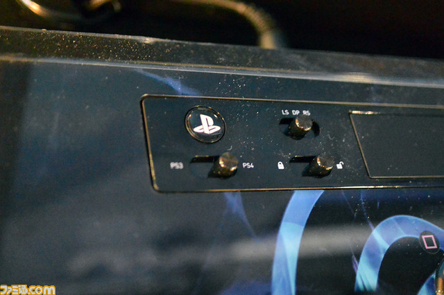 PANTHERA คอนโทรลเลอร์สำหรับเกมส์ต่อสู้ที่เล่นได้ทั้งเครื่อง PS4 / PS3 / PC