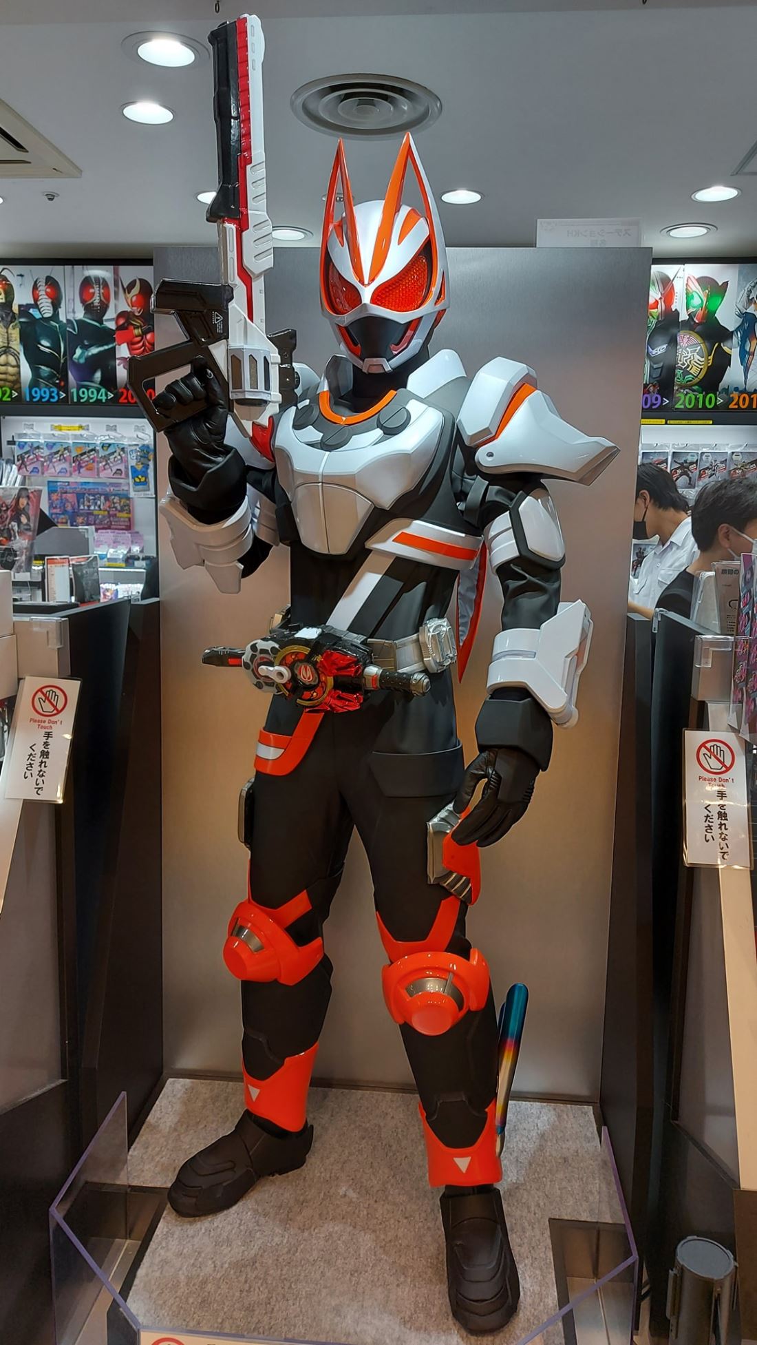 พาชม Kamen Rider Geats Statue ขนาดเท่าตัวจริง ที่ Kamen Rider Store