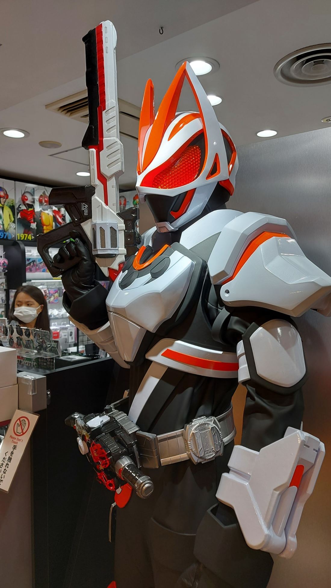 พาชม Kamen Rider Geats Statue ขนาดเท่าตัวจริง ที่ Kamen Rider Store