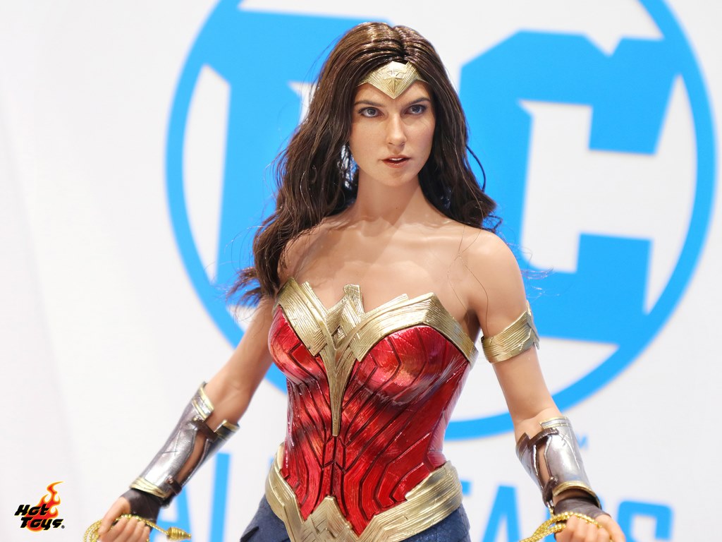 ภาพถ่ายสินค้าใหม่ของฮีโร่ค่าย DC ที่ Hot Toys ขนไปโชว์ในงาน DC All Stars
